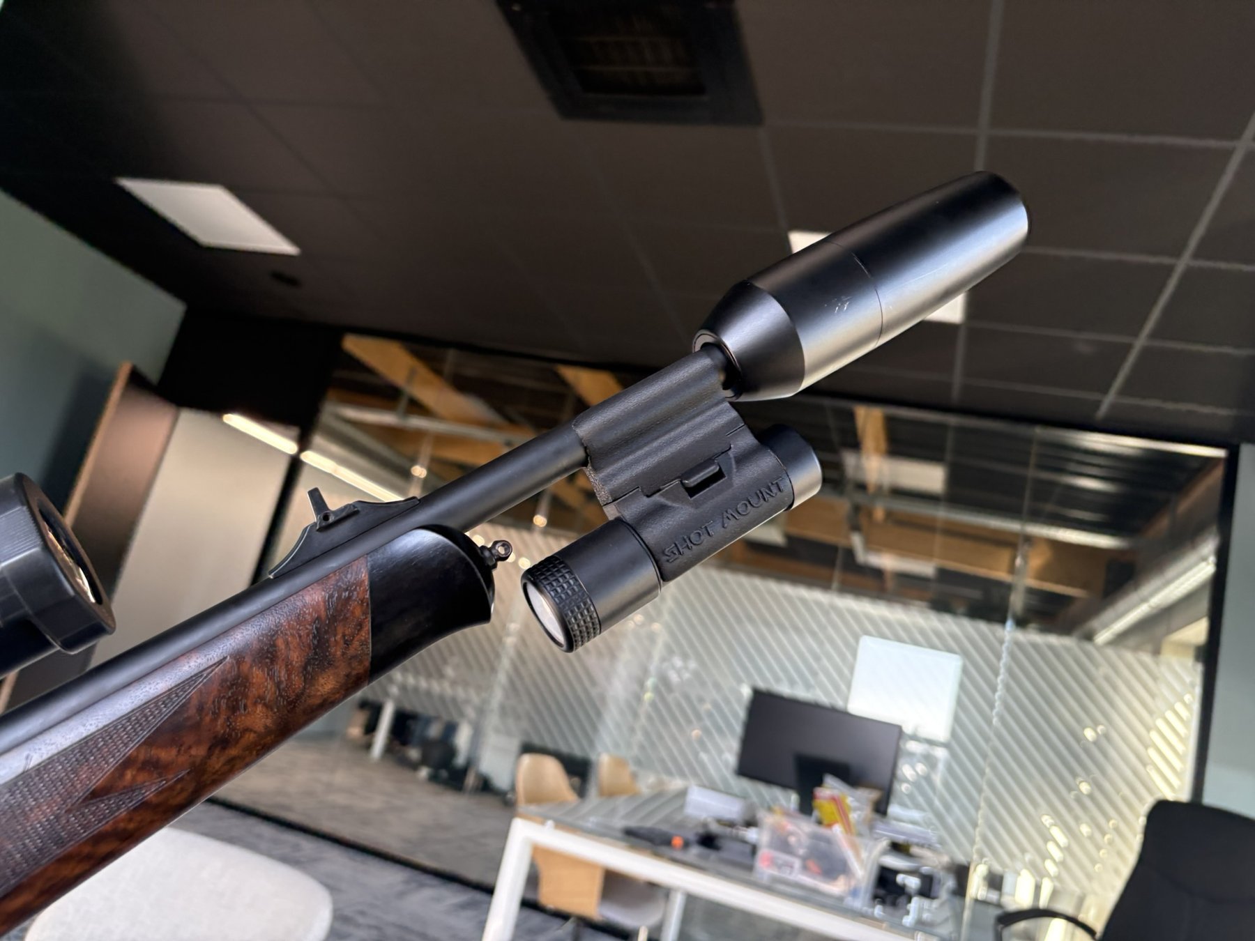 clicSHOT monté sur une carabine en extérieur